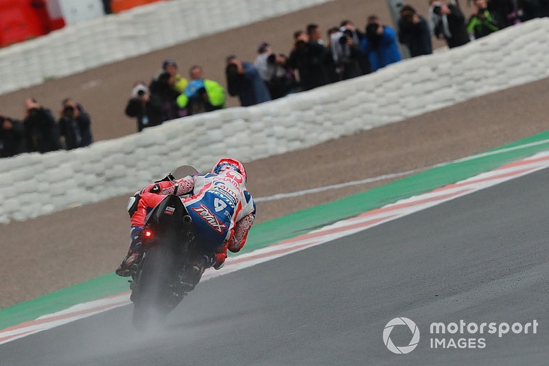 MotoGP, Valencia, Libere 2: la pioggia esalta gli italiani, Petrucci primo e Rossi terzo!