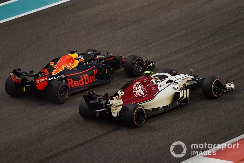 Charles Leclerc, Sauber C37 et Max Verstappen, Red Bull Racing RB14 en lutte