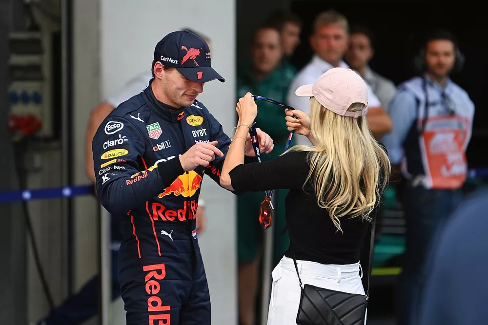 Max Verstappen, Red Bull Racing, 1e plaats, ontvangt zijn medaille na de Sprint race