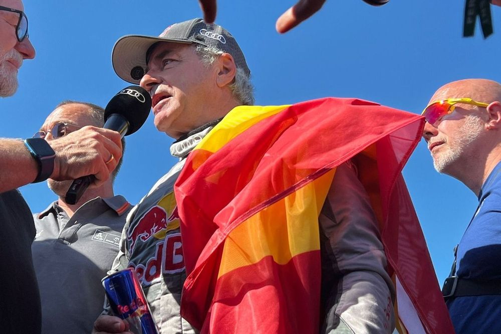 Carlos Sainz hablando tras su Dakar 2024