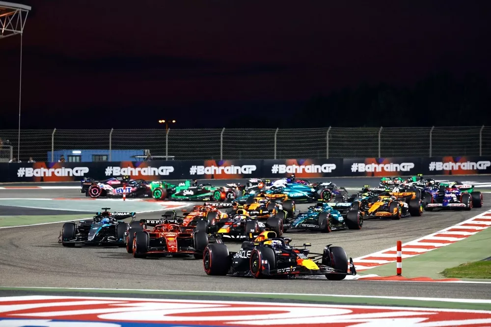 Max Verstappen, Red Bull Racing RB20, Charles Leclerc, Ferrari SF-24, George Russell, Mercedes F1 W15, Sergio Perez, Red Bull Racing RB20, Carlos Sainz, Ferrari SF-24, the rest of the field at the start
