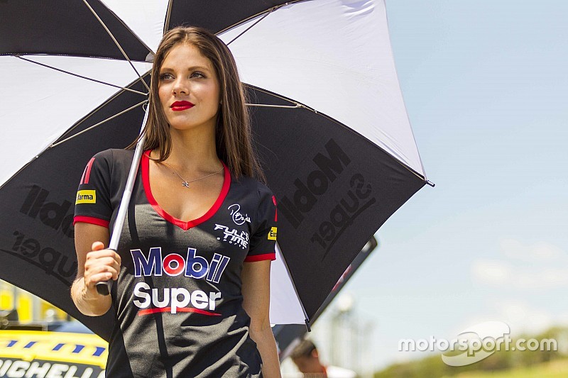 Grid girls esquentam bastidores da Stock Car no Velo Città