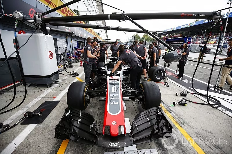 Pit stop practise with the car of Romain Grosjean, Haas F1 Team VF-18 