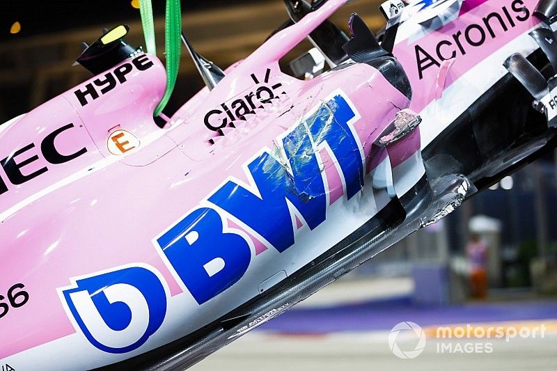 Oficiales de pista remueven el coche da&ntilde;ado deEsteban Ocon, Racing Point Force India VJM11