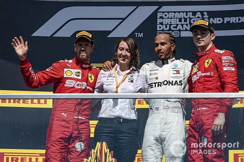 Sebastian Vettel, Ferrari, 2e plaats,, Lewis Hamilton, Mercedes AMG F1, 1e plaats, en Charles Leclerc, Ferrari, 3e plaats op het podium