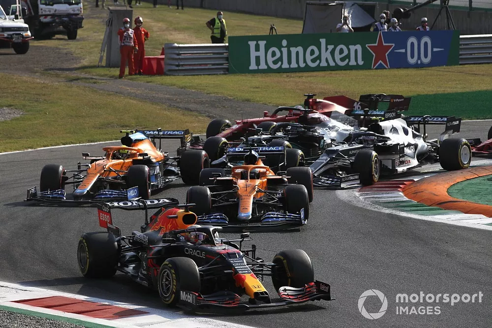 Max Verstappen, Red Bull Racing RB16B, Daniel Ricciardo, McLaren MCL35M, Lando Norris, McLaren MCL35M, Pierre Gasly, AlphaTauri AT02, et le reste des monoplaces dans le premier tour