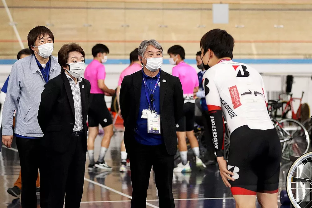 自転車競技会を視察する片山右京と、橋本聖子東京オリンピック・パラリンピック競技大会組織委員会会長