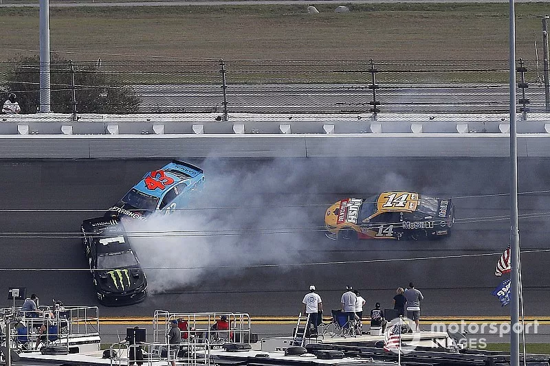Crash of Kurt Busch, Chip Ganassi Racing Chevrolet, Darrell Wallace Jr., Richard Petty Motorsports Chevrolet