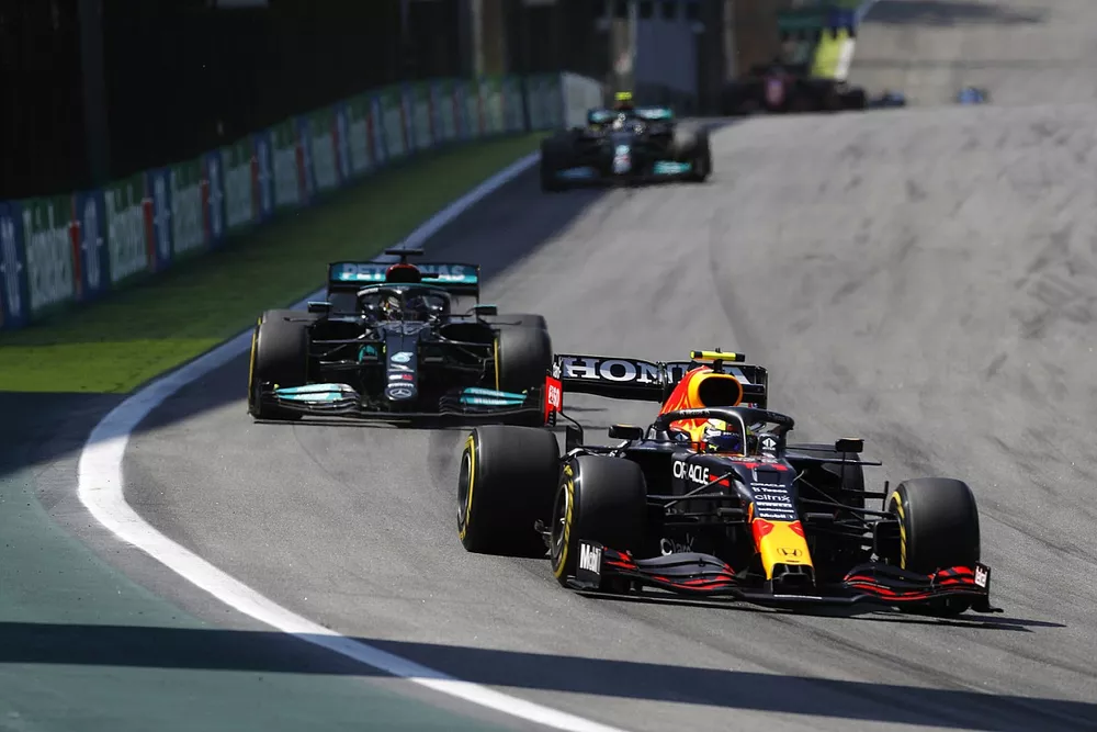 Sergio P&eacute;rez, Red Bull Racing RB16B, Lewis Hamilton, Mercedes W12
