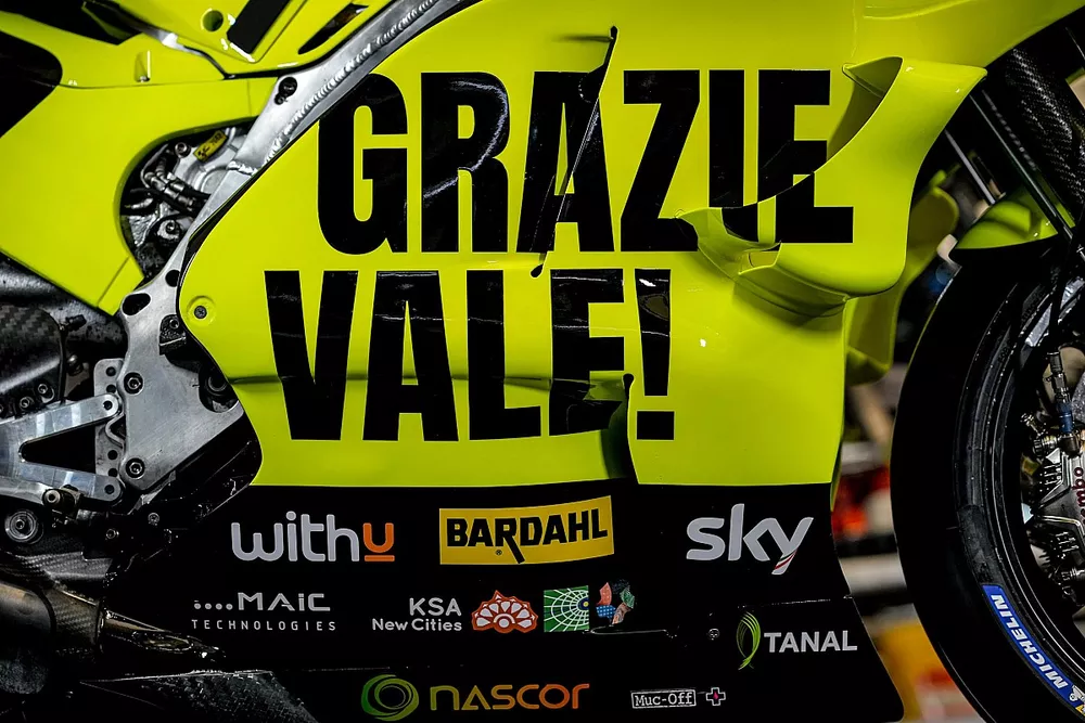 Decoraci&oacute;n especial de la moto del Sky Racing Team VR46 en homenaje a Valentino Rossi