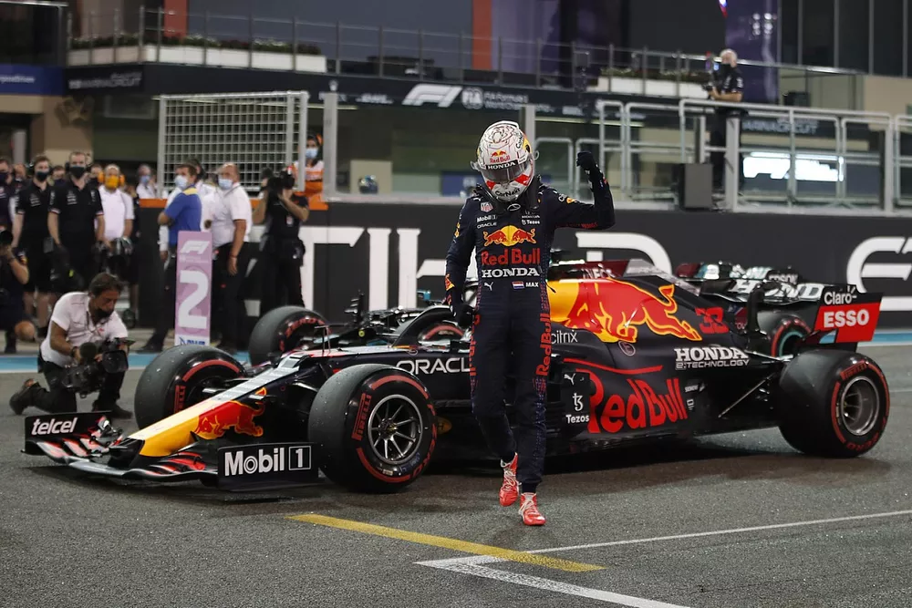 Le poleman Max Verstappen, Red Bull Racing RB16B   