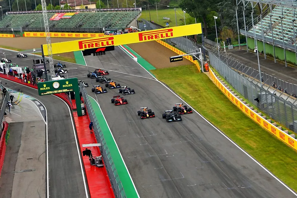 Lewis Hamilton, Mercedes W12, Max Verstappen, Red Bull Racing RB16B, Sergio Perez, Red Bull Racing RB16B, and the rest of the field at the start