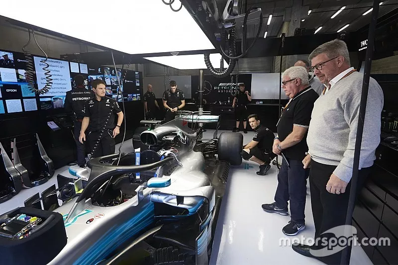 Ross Brawn, manager sportif de la F1 visite le garage Mercedes pour observer le Halo mont&eacute; sur la voiture de Lewis Hamilton, Mercedes AMG F1 W08