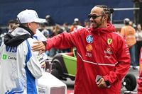 Hamilton critica pilotos aposentados e promete apoio aos novatos da F1