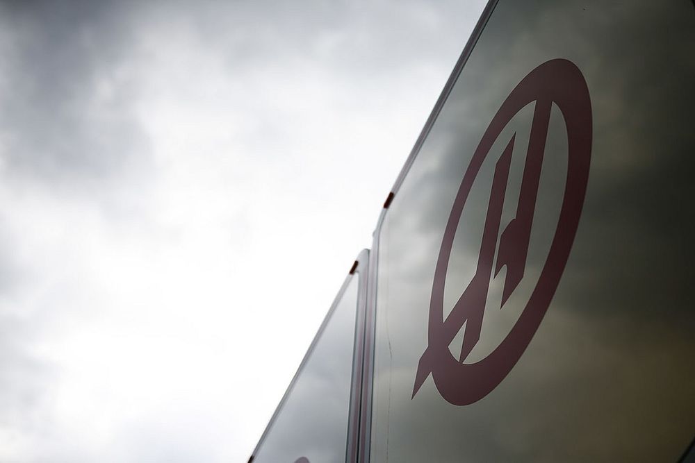 Logo Haas F1 sul fianco di un camion