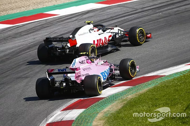Kevin Magnussen, Haas F1 Team VF-18, battles with Esteban Ocon, Force India VJM11