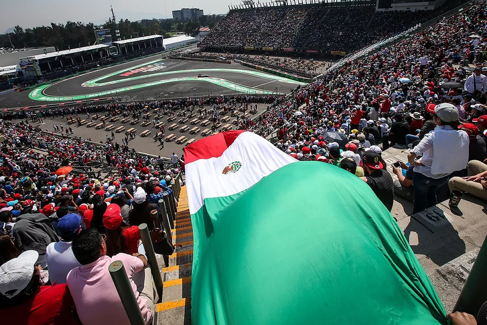 Sergio Pérez, Sahara Force India VJM10 y la bandera de México en la tribuna