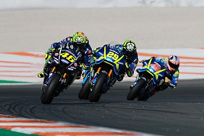 Rossi ve Vinales, Valencia'da Yamaha'nın 2016 şasisini kullanmış