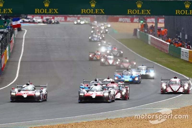 Start: #8 Toyota Gazoo Racing Toyota TS050: S&eacute;bastien Buemi, Kazuki Nakajima, Fernando Alonso lidera la carrera