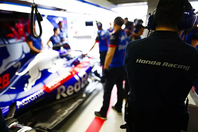 Miembros de Honda trabajan en el box de Toro Rosso
