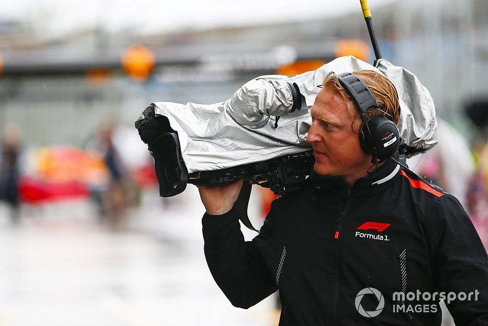 Un camarógrafo de F1 TV con su equipo protegido de la lluvia