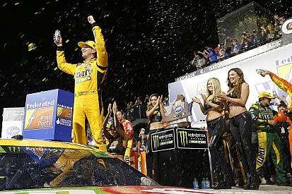Kyle Busch supera a Kevin Harvick y suma su triunfo 50 en la Copa
