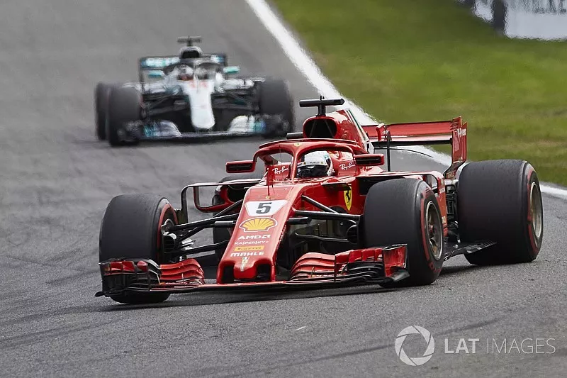Sebastian Vettel, Ferrari SF71H, devant Lewis Hamilton, Mercedes AMG F1 W09