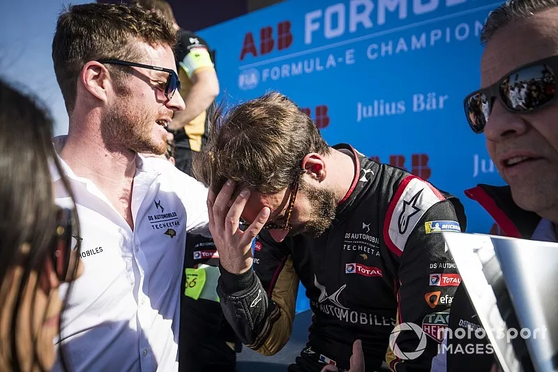 Le troisi&egrave;me, Jean-Eric Vergne, DS Techeetah, avec des membres d'&eacute;quipe