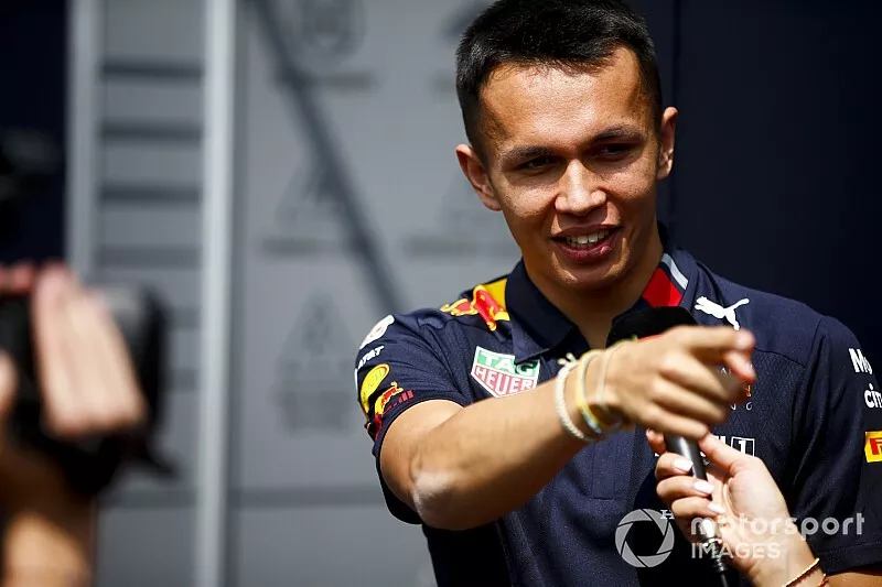 Alex Albon, Red Bull Racing con los medios