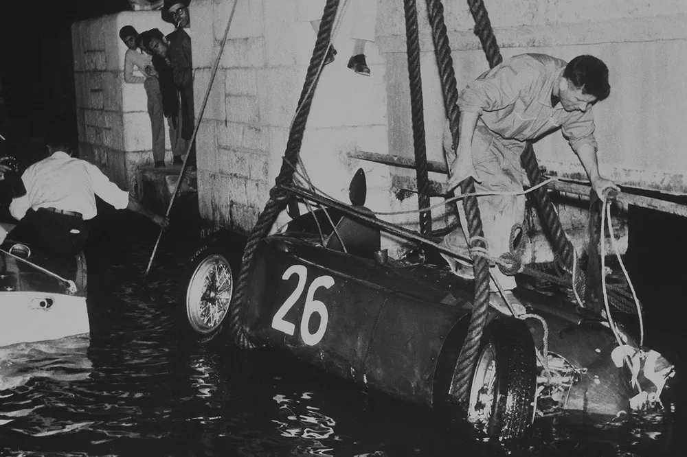 El Lancia D50 de Alberto Ascari es recuperado del muelle en M&oacute;naco.
