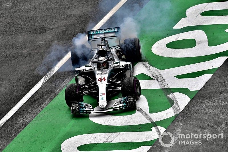 Lewis Hamilton, Mercedes-AMG F1 W09 EQ Power+ fait des donuts pour fêter son cinquième titre