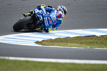 Rins' bike escapes major damage in Suzuki pit fire