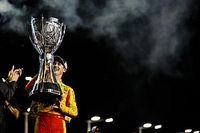Joey Logano vence a Truex y es campeón de la Copa