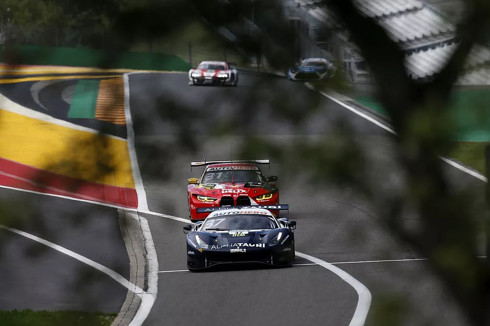 Nick Cassidy, AF Corse Ferrari 488 GT3 Evo, Sheldon van der Linde, Schubert Motorsport BMW M4 GT3