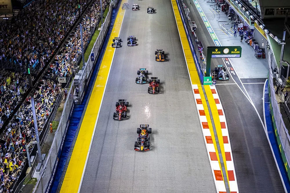 Charles Leclerc, Ferrari F1-75, Sergio Perez, Red Bull Racing RB18, Carlos Sainz, Ferrari F1-75, Lewis Hamilton, Mercedes W13, Lando Norris, McLaren MCL36, et les autres monoplaces au d&eacute;part