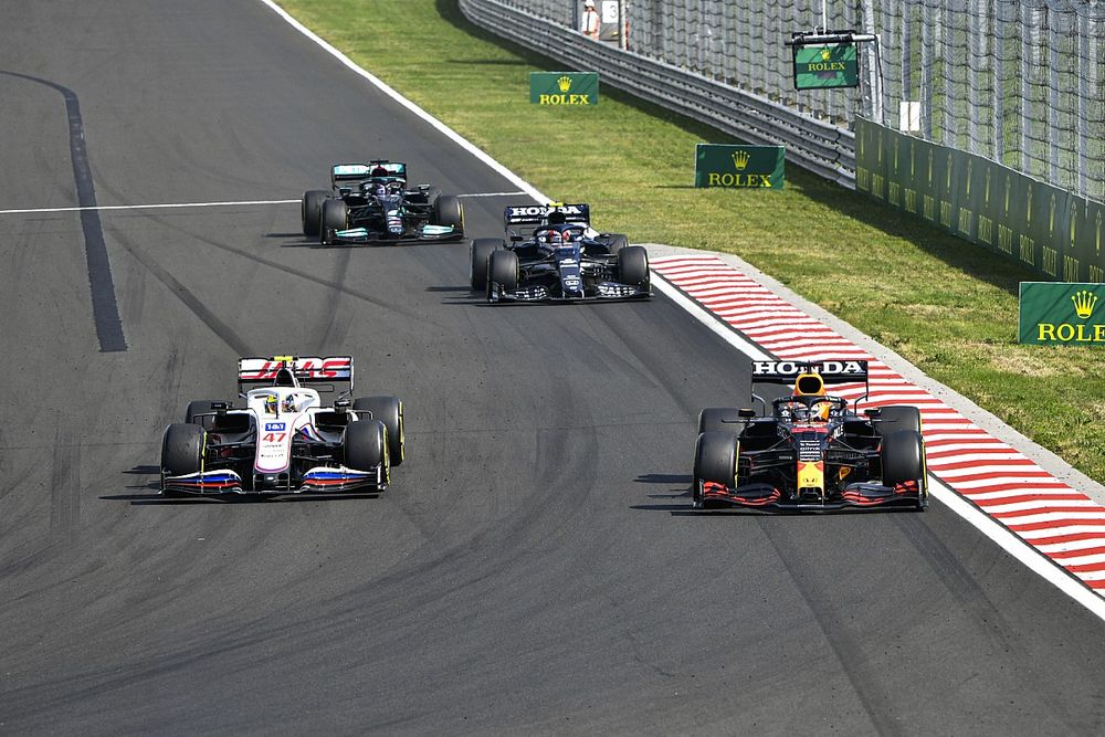 Mick Schumacher, Haas VF-21, lucha con Max Verstappen, Red Bull Racing RB16B