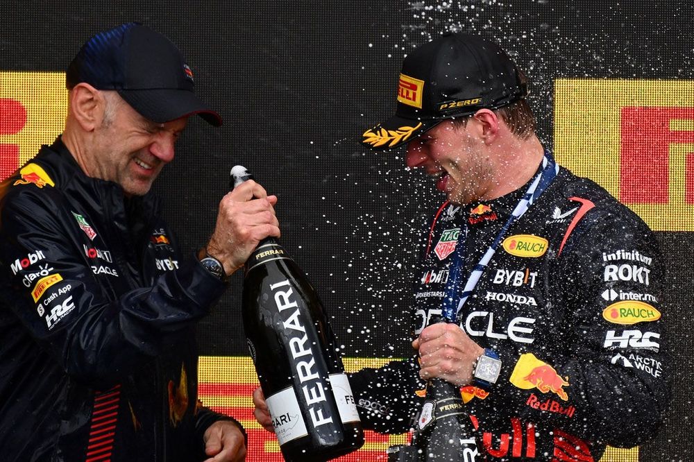 Podio: ganador Max Verstappen, Red Bull Racing celebra con Adrian Newey director de tecnolog&iacute;a de Red Bull Racing