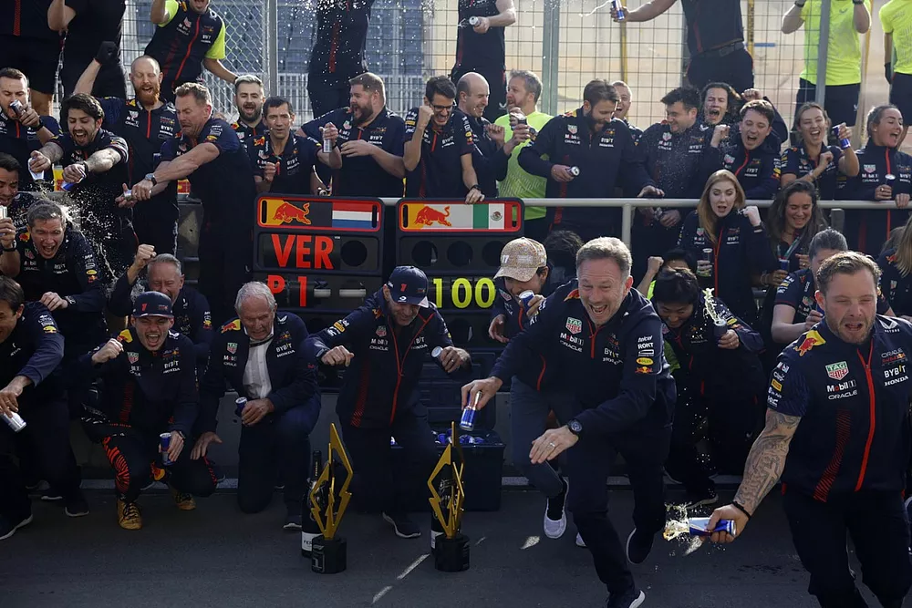 Max Verstappen, Red Bull Racing, 1&deg; posizione, Helmut Marko, consulente, Red Bull Racing, Adrian Newey, Chief Technology Officer, Red Bull Racing, Sergio Perez, Red Bull Racing, Christian Horner, Team Principal, Red Bull Racing