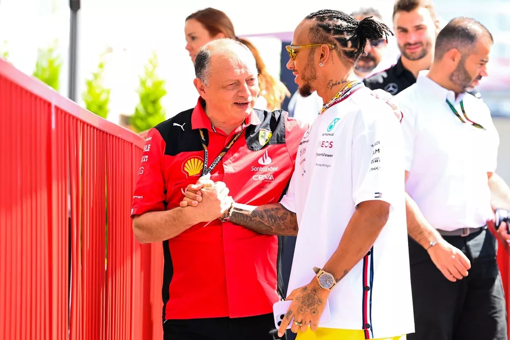 Frederic Vasseur, Team Principal en General Manager, Scuderia Ferrari, met Lewis Hamilton, Mercedes-AMG 