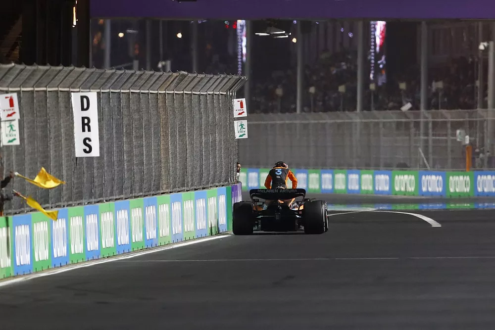 Daniel Ricciardo, McLaren MCL36, abandonne la course