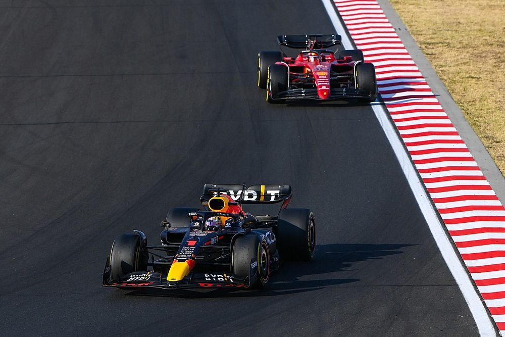 Max Verstappen, Red Bull Racing RB18, Charles Leclerc, Ferrari F1-75