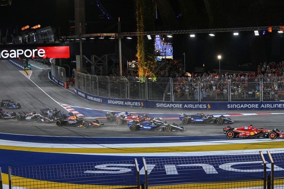 Charles Leclerc, Ferrari SF-24, Franco Colapinto, Williams FW46, Alex Albon, Williams FW46, Carlos Sainz, Ferrari SF-24, the remainder of the field through the first corner