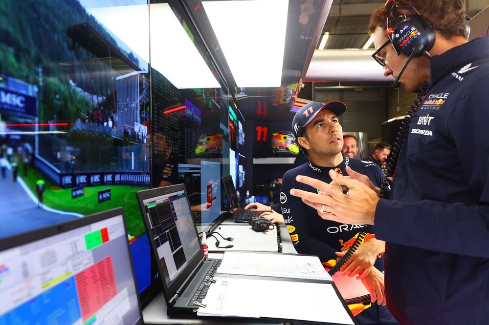 Sergio Pérez, Red Bull Racing RB19, Oracle Red Bull Racing, habla con su ingeniero de carrera Hugh Bird