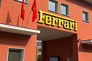 Ferrari coloca la bandera por la victoria de Sainz en Singapur