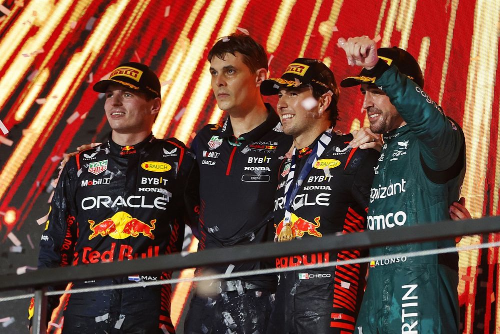 Podio: segundo lugar Max Verstappen, Red Bull Racing, ganador Sergio Pérez, Red Bull Racing y tercer lugar Fernando Alonso, Aston Martin F1 Team