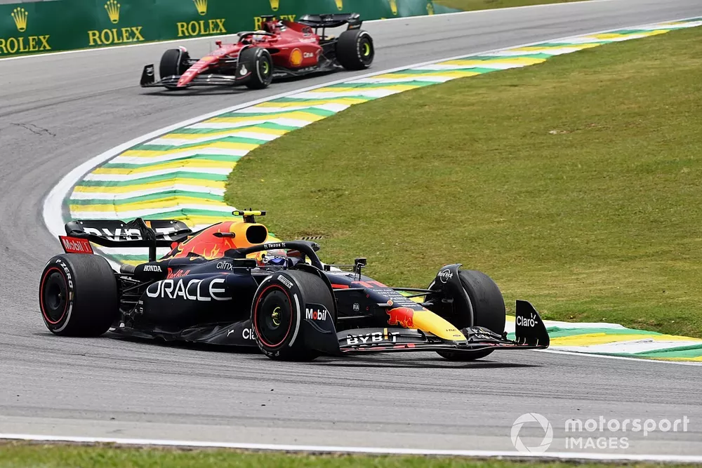 Sergio Perez, Red Bull Racing RB18, Charles Leclerc, Ferrari F1-75