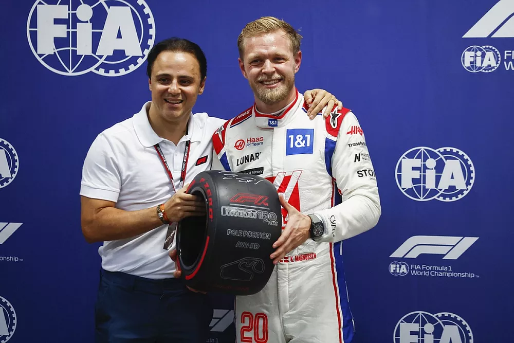 Kevin Magnussen, Haas F1 Team, riceve il premio per la Pole Position da Felipe Massa