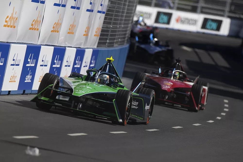 Nick Cassidy, Envision Racing, Jaguar I-TYPE 6, leads Sacha Fenestraz, Nissan Formula E Team, Nissan e-4ORCE 04