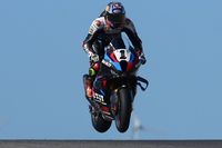 WSBK Portugal: Toprak se lleva el toma y daca con Bulega; Bautista, al suelo