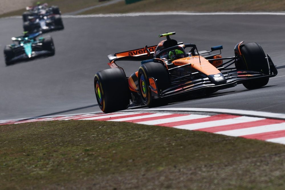 Lando Norris, McLaren, Fernando Alonso, Aston Martin Racing